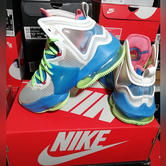 NIKE AIR LEBRON 19 WOMEN US SIZE 7.5 WORE 3 TIMES ONLY NO BOX DUE ITS DAMAGED - Picture 2 of 13